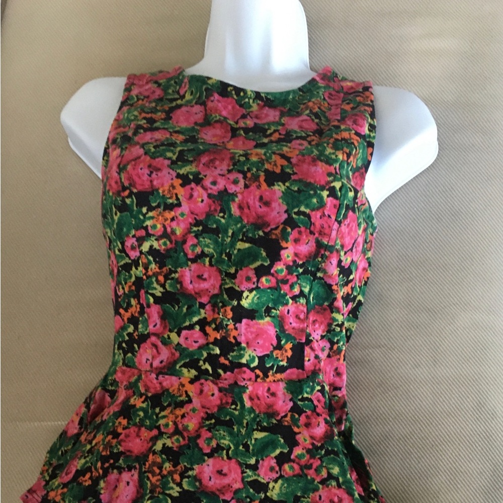 Flower sleeveless fitted top with peplum. Back zipper
